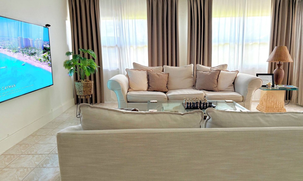 Bodden Town House | 2BR Home + Private Office - Fast WiFi - 15 Min to George Town - Extended Stays