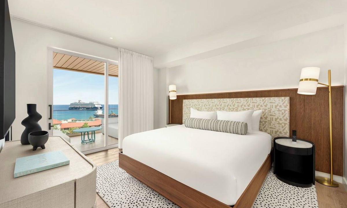 George Town Hotel | Accommodation with Free On-site Parking | 2.9mi from Camana Bay