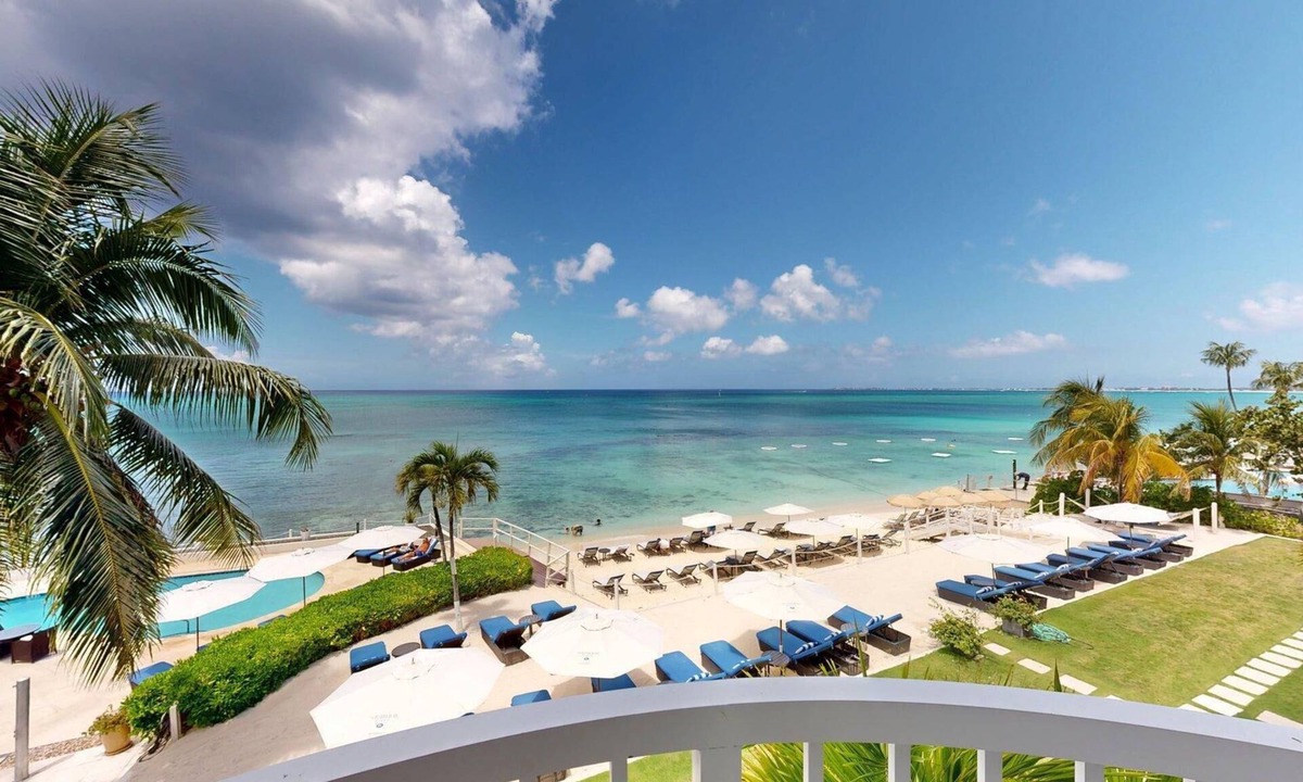 Seven Mile Beach Condo | Beachfront 4BR | Sleeps 10 + Patio Views