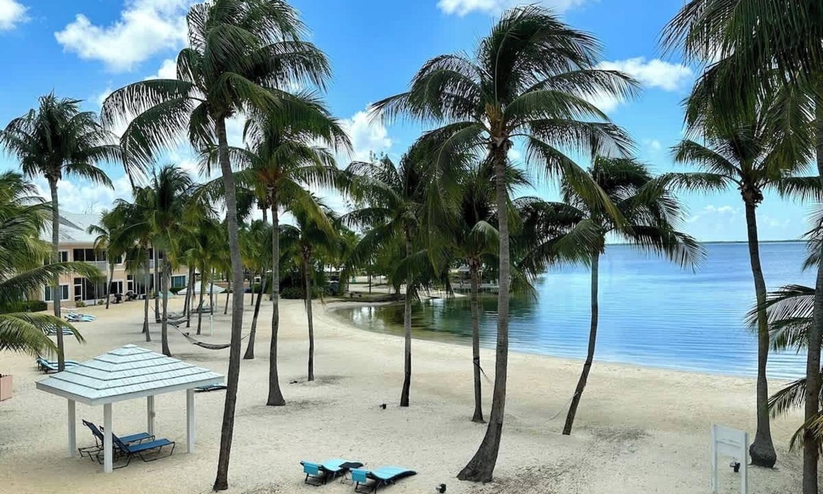 Rum Point Condo | Beachfront Crystal Kai 2BR - Pool, Kayaks & Beach