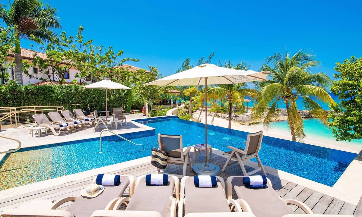 George Town House | Casa Luna 4: Gated Luxury Near 7Mile Beach w/Pool, Heated Spa, and Private Beach Cove