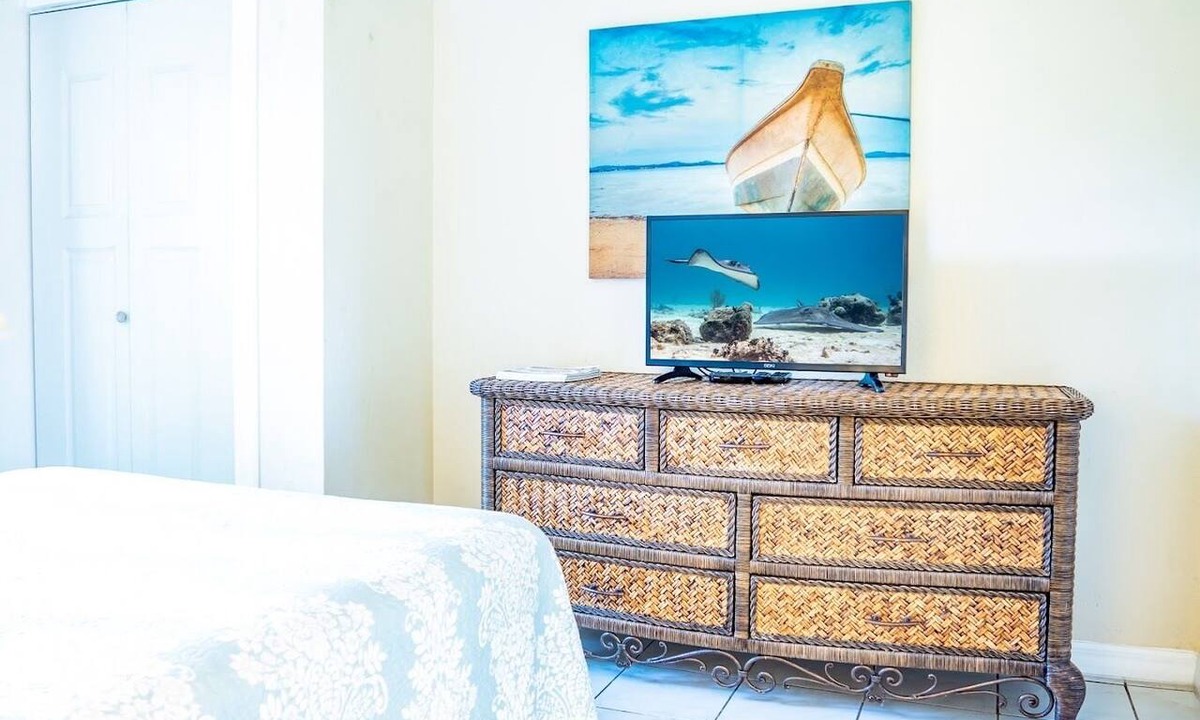 West Bay Bed & Breakfast | Cozy 1-bedroom in tranquil Guesthouse West Bay with AC