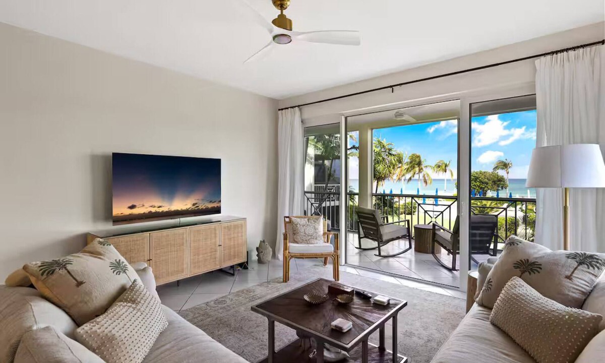 Seven Mile Beach Condo | Crescent Point Beach Retreat