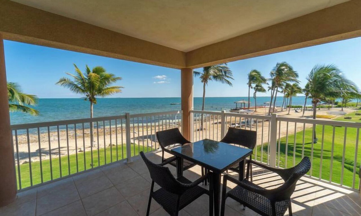 Crystal Harbour Apartment | Grand Villa with Full Kitchen, Laundry, Living Room & Private Balcony