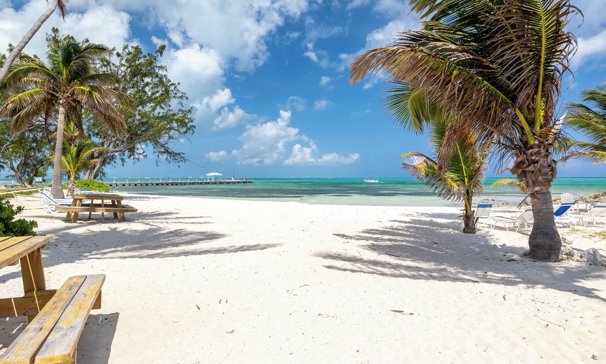 North Side Condo | Hello Sunshine! Beachfront 2BR 2BA condo Retreat Rum Point w/GYM, Tennis, &WiFi