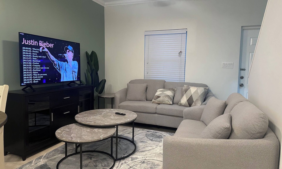 Savannah House | Modern 2BR/2.5BA Townhome Private Baths Ideal for Short or Extended Stays