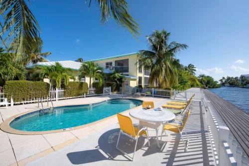 Seven Mile Beach House | Snug Harbour View #4 - 1BR Canal Front Condo by Seven Mile Beach