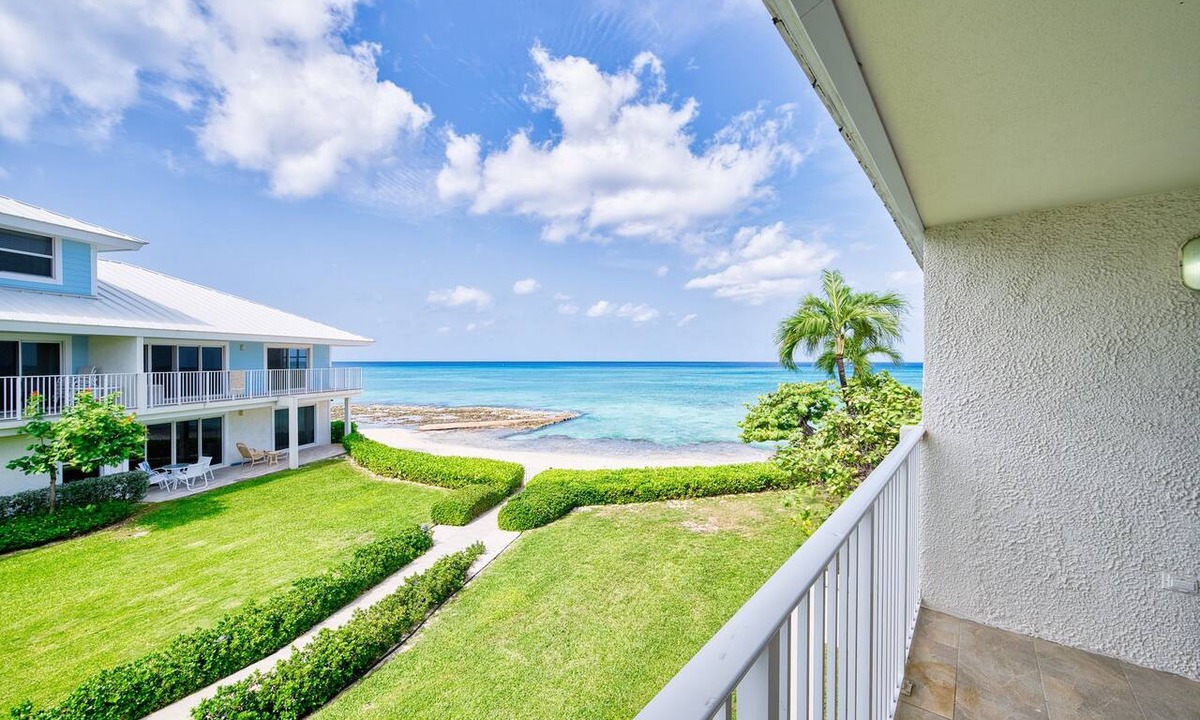 Seven Mile Beach Apartment | Stunning Sunsets & Snorkelling on 7 Mile
