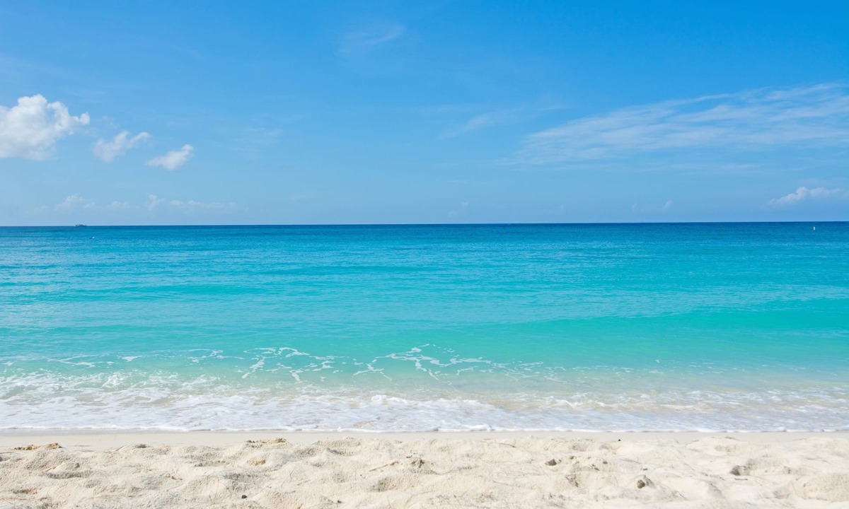 Seven Mile Beach Condo | White Sands 1-Beachfront Condo directly on 7 Mile Beach. Call Cayman Villas!