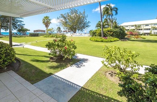 Seven Mile Beach Condo | 2 Bedroom, 2 Bathroom Ground Floor Condo on Seven Mile Beach