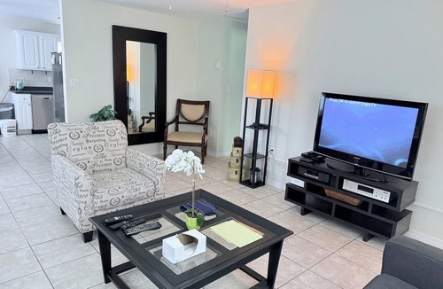 Seven Mile Beach House | 3-bedroom bungalow in peaceful George Town with AC