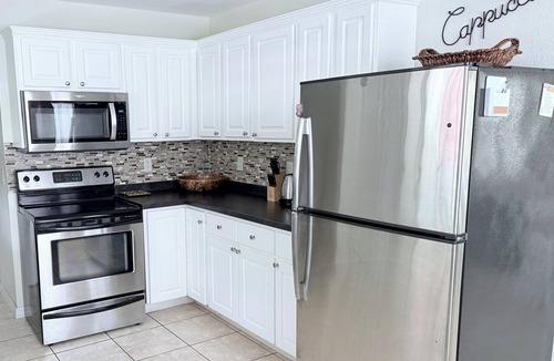 Seven Mile Beach House | 3-bedroom bungalow in peaceful George Town with AC