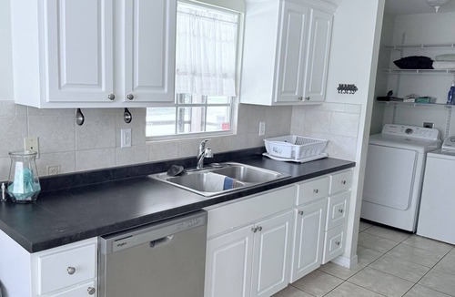 Seven Mile Beach House | 3-bedroom bungalow in peaceful George Town with AC