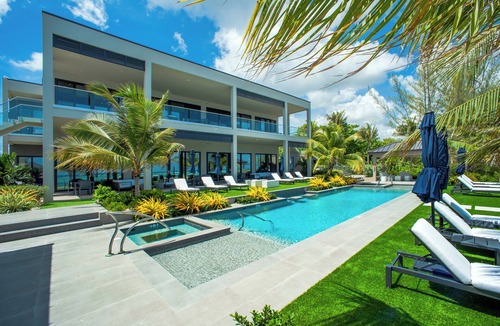 Bodden Town Condo | 3 Bedroom Luxury Oceanfront Condo
