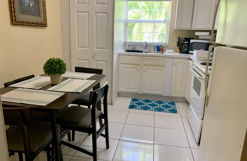West Bay Apartment | 3-suite Group Stay Steps to Beach Sleeps 13