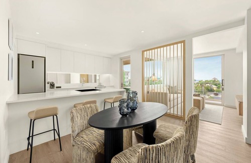 George Town Hotel | Accommodation with Free On-site Parking | 2.9mi from Camana Bay