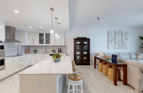 Seven Mile Beach Condo | Beachfront 4BR | Sleeps 10 + Patio Views