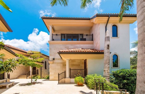 George Town House | Casa Luna 4: Gated Luxury Near 7Mile Beach w/Pool, Heated Spa, and Private Beach Cove