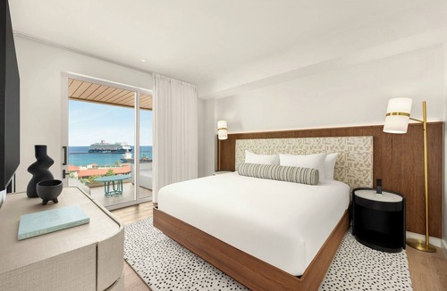 George Town Hotel | Cayman Island Living with Rooftop Views & Infinity Pool l Spring Suite