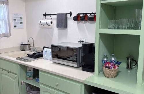 Bodden Town Apartment | Cozy Studio Center of Island 15 Mins to George Town 6 Mins to Health City