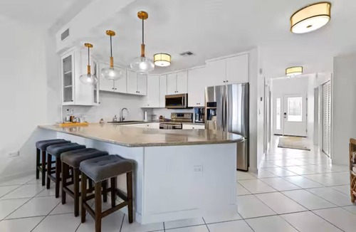 Seven Mile Beach Condo | Crescent Point Beach Retreat