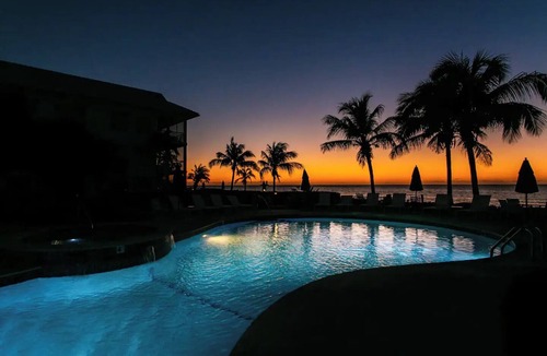 Seven Mile Beach Condo | Crescent Point Beach Retreat