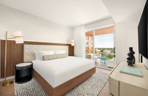 George Town Hotel | Elegant & Spacious Accommodation | Pets Allowed | Free On-Site Parking
