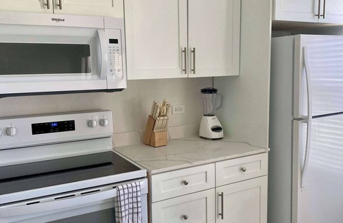 Seven Mile Beach Apartment | George Town Villas #208 - Oceanfront 2Bed