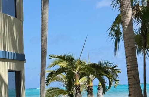 North Side Condo | Hello Sunshine! Beachfront 2BR 2BA condo Retreat Rum Point w/GYM, Tennis, &WiFi
