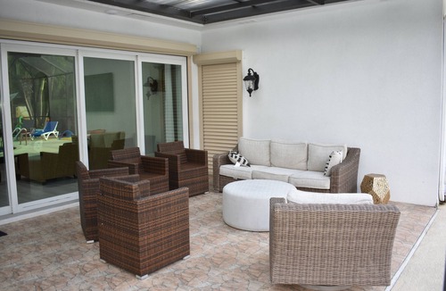Seven Mile Beach House | Island Oasis