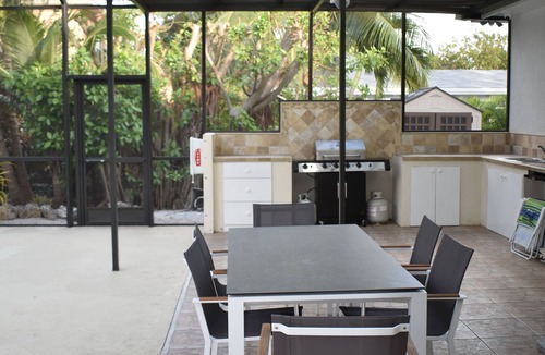 Seven Mile Beach House | Island Oasis