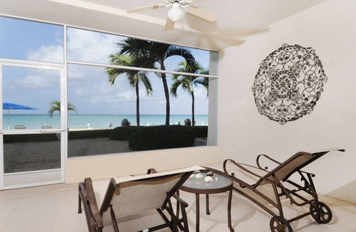 Seven Mile Beach Condo | LUGUNA DEL MAR BEACHFRONT LOCATION ON SEVEN MILE BEACH