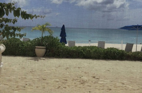 Seven Mile Beach Condo | LUGUNA DEL MAR BEACHFRONT LOCATION ON SEVEN MILE BEACH