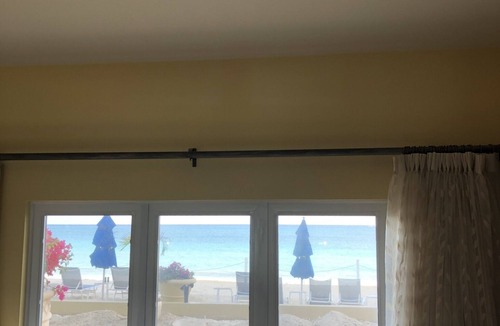 Seven Mile Beach Condo | LUGUNA DEL MAR BEACHFRONT LOCATION ON SEVEN MILE BEACH