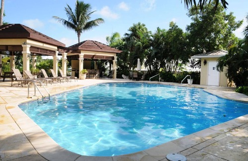 Seven Mile Beach Condo | LUGUNA DEL MAR BEACHFRONT LOCATION ON SEVEN MILE BEACH