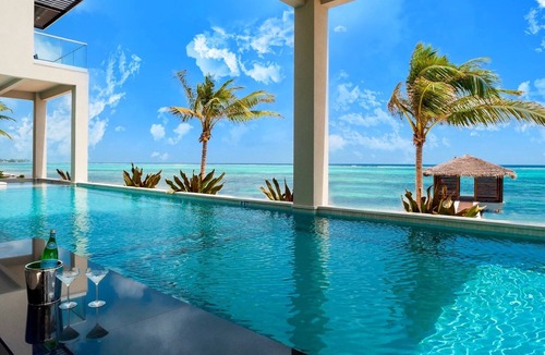Bodden Town Villa | Luxury 7 Bedroom on Beach in Bodden Town