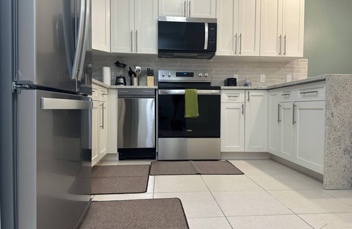 Savannah House | Modern 2BR/2.5BA Townhome Private Baths Ideal for Short or Extended Stays