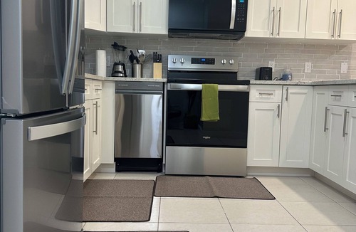 Savannah House | Modern 2BR/2.5BA Townhome Private Baths Ideal for Short or Extended Stays