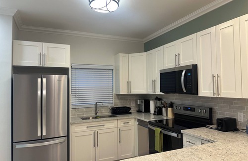 Savannah House | Modern 2BR/2.5BA Townhome Private Baths Ideal for Short or Extended Stays
