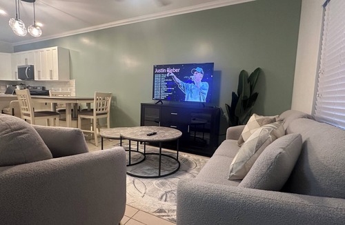 Savannah House | Modern 2BR/2.5BA Townhome Private Baths Ideal for Short or Extended Stays