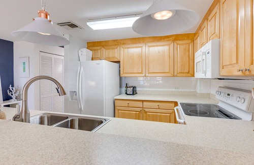 Rum Point Apartment | Ocean view 1BR, 1 min to beach, shared pool