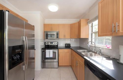 Seven Mile Beach House | Snug Harbour View Condo #6
