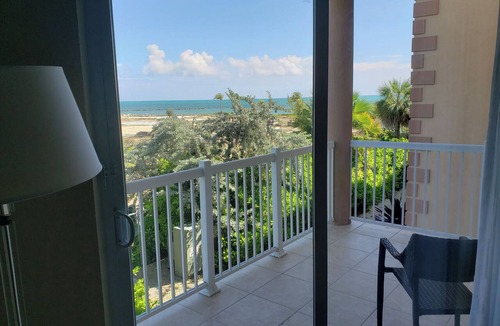 Crystal Harbour Apartment | Spatious Suite with Kitchen, Living Space & Breakfast Included for All Guests