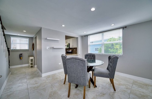 Seven Mile Beach Apartment | Stunning Sunsets & Snorkelling on 7 Mile