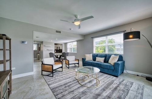 Seven Mile Beach Apartment | Stunning Sunsets & Snorkelling on 7 Mile