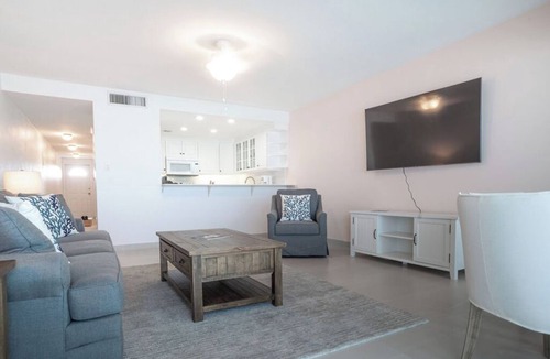 Seven Mile Beach Condo | Sundowner is a beautifully decorated condo on 7MB with the best sunset views