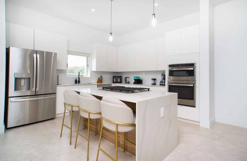 West Bay Condo | The Meadows Luxury 3 Bdrm Townhouse with Pool and Gym
