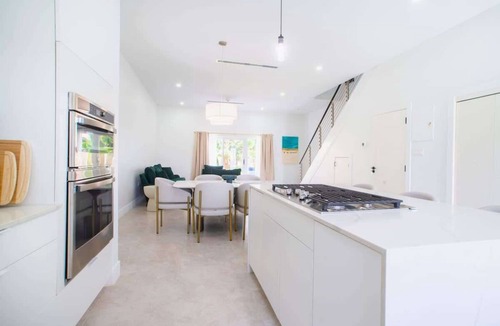 West Bay Condo | The Meadows Luxury 3 Bdrm Townhouse with Pool and Gym
