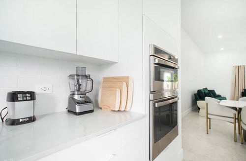West Bay Condo | The Meadows Luxury 3 Bdrm Townhouse with Pool and Gym
