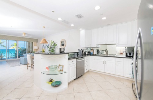 Seven Mile Beach Villa | The Meridian, Villa 10, Second floor, 3BR, 3B, Oceanfront, fully equipped.